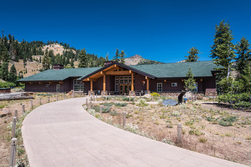 Obraz premium Kohm Yah-mah-nee Visitor Center in Lassen Volcanic National Park in California, United States