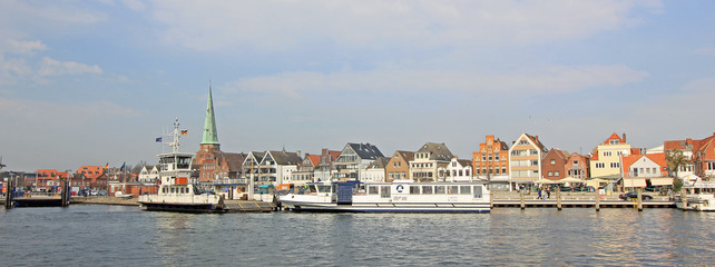 Travemünde: Promenade „Vorderreihe“ an der Trave (Schleswig-Holstein)