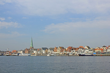 Travemünde: Promenade „Vorderreihe“ an der Trave (Schleswig-Holstein)