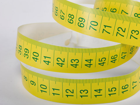 Cinta métrica amarilla sobre fondo blanco, sistema métrico
