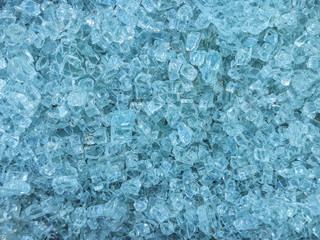 Zerstoßenes Eis. Crush Eis. Blaues kühlende kleine Eiswürfel. Erfrischende Eiswürfel. Dekorativer Hintergrund aus bläulichem Eis. - 262187764