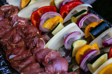 Grillspieß mit Fleisch und Gemüse