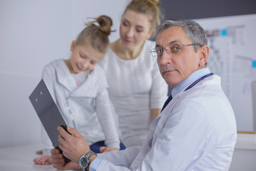 Obraz premium Little girl with her mother at a doctor on consultation