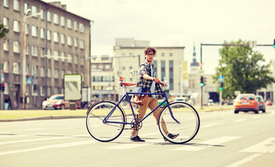 Fototapeta premium people, style, city life and lifestyle - young hipster man with shoulder bag and fixed gear bike crossing crosswalk on street