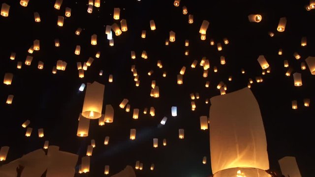 hundred floating lanterns in Thailand yi peng festival sky
