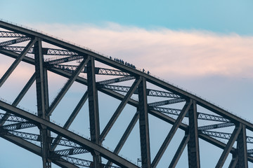 Sydney bridge climbers on the harobur bridge 