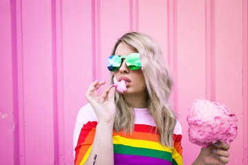 mujer gafas fondo rosa algodón de azúcar 