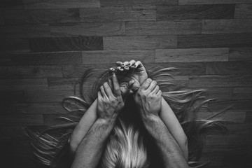 amor pareja pasión manos cabello fondo de madera blanco y negro