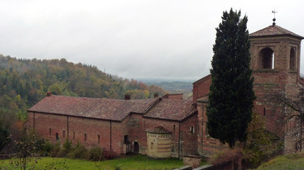 monastère en brique en campagne