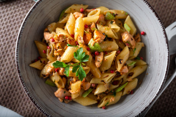 Piatto di penne al salmone e zucchine