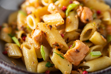 Piatto di penne al salmone e zucchine