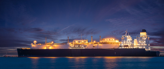 Obraz premium LNG Oil tanker at LNG Terminal