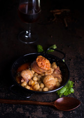 Cazuela de menudo con copa de vino
