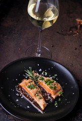 Salmón a la plancha y copa de vino blanco