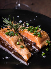 Salmón a la plancha aderezado con romero