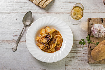 Papas con chocos y copa de vino