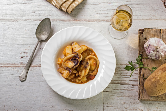 Papas con chocos y copa de vino