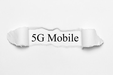 5G Mobile auf weißen gerissenen Papier
