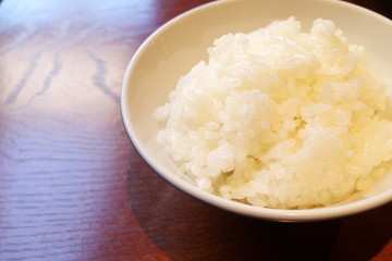 ご飯 - Steamed rice in the bowl on the table