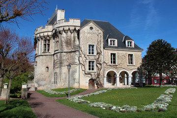 Fototapeta na wymiar saint-georges gate in vendôme (france)