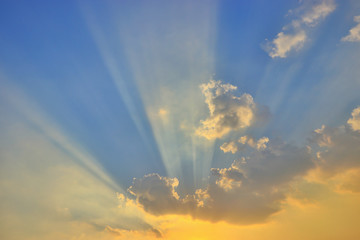 The evening sky has a very beautiful cloud.