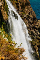 Obraz premium Waterfall near to the sea