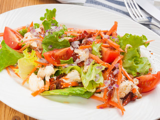 salad with mozzarella and sun-dried tomatoes