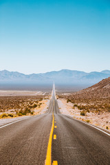 Klassiek uitzicht op de snelweg in het Amerikaanse Westen
