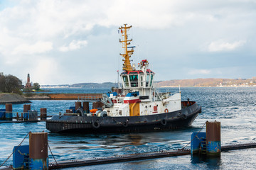 Die Viking Sky aus der Kieler F&ouml;rde kommen bei der Einschleusung in die Holtenauer Schleuse im Abendlicht. Unterst&uuml;tzt wird das riesige Schiff dabei von dem Schlepper Stein.