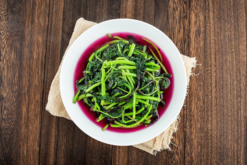Nutritious and delicious fried red leeks
