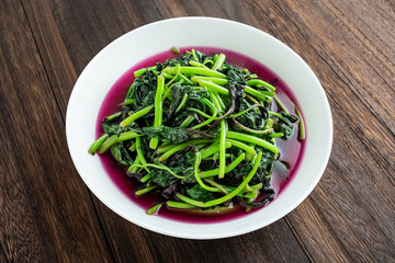 Nutritious and delicious fried red leeks