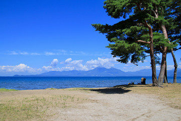 夏の猪苗代湖と磐梯山（郡山市・湖南町）