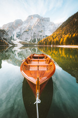 Panele Szklane  Tradycyjna łódź wiosłowa w Lago di Braies o wschodzie słońca jesienią, Południowy Tyrol, Włochy