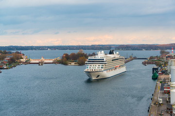 Die Viking Sky im Nord-Ostsee-Kanal kurz nach Verlassen der Schleuse vor der Holtenauer Hochbrücke auf dem Weg nach Brunsbüttel und dann nach Hamburg