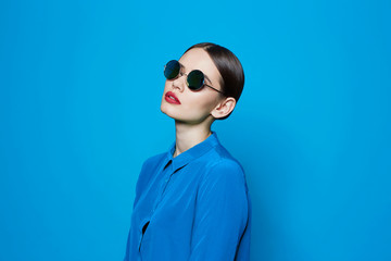 fashion model in sunglasses, beautiful young woman. - obrazy, fototapety, plakaty