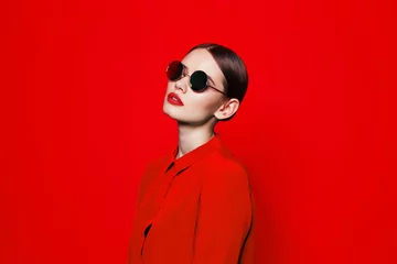 Fotobehang fashion model in sunglasses, beautiful young woman. © MaxFrost