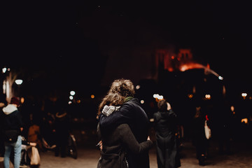 Obraz na płótnie Canvas Un jeune couple triste devant la Cathédrale Notre Dame de Paris ravagée par les flammes