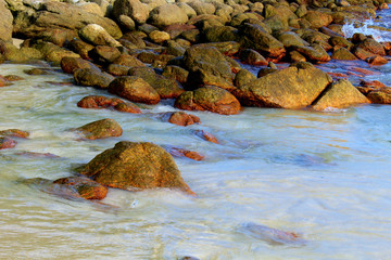 Rochas e o mar na Praia de Quatro ilhas, cidade de Bombinhas, estado de Santa Catarina, País Brasil