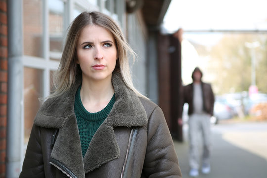 Junge Frau f&uuml;hlt sich verfolgt