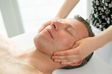 Fototapeta na wymiar Ayurvedische Marma Massage am Kopf, Vitalpunktmassage löst Muskelverspannungen und aktiviert den Energiefluss