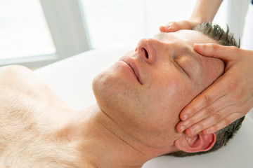 Obraz na płótnie Canvas Ayurvedische Marma Massage am Kopf, Vitalpunktmassage löst Muskelverspannungen und aktiviert den Energiefluss