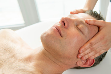 Ayurvedische Marma Massage am Kopf, Vitalpunktmassage löst Muskelverspannungen und aktiviert den...