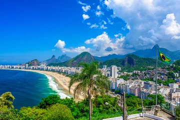 Photo sur Plexiglas Brésil Plage de Copacabana à Rio de Janeiro, Brésil. La plage de Copacabana est la plage la plus célèbre de Rio de Janeiro, au Brésil. Horizon de Rio de Janeiro avec le drapeau du Brésil