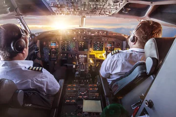 Tuinposter Piloten in de cockpit tijdens een vlucht met commercieel vliegtuig. © Lukas Gojda