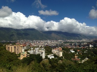 Vista de la ciudad por la tarde con montañas de fondo en Caracas
