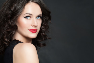 Naklejka premium Smiling model woman with makeup on blackboard banner background