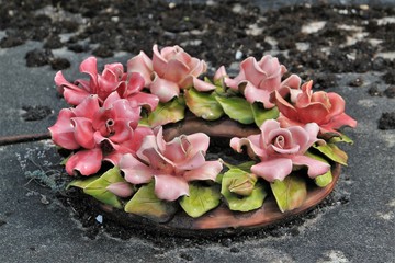 Fleurs en c&eacute;ramique.