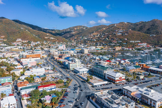 Fototapeta Scenic aerial view of capital of British Virgin Islands Tortola. Beautiful sunny summer landscape of little tropical islands in Caribbean sea. Look of port of small town on green hills.