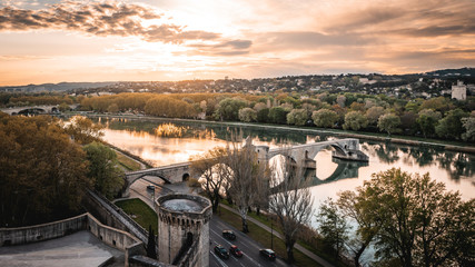 Naklejka premium Pont d'Avignon au coucher de Soleil