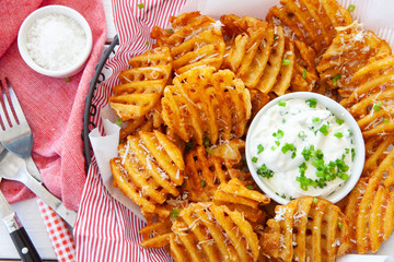 Fritierte Gitterkartoffeln mit Sour Cream